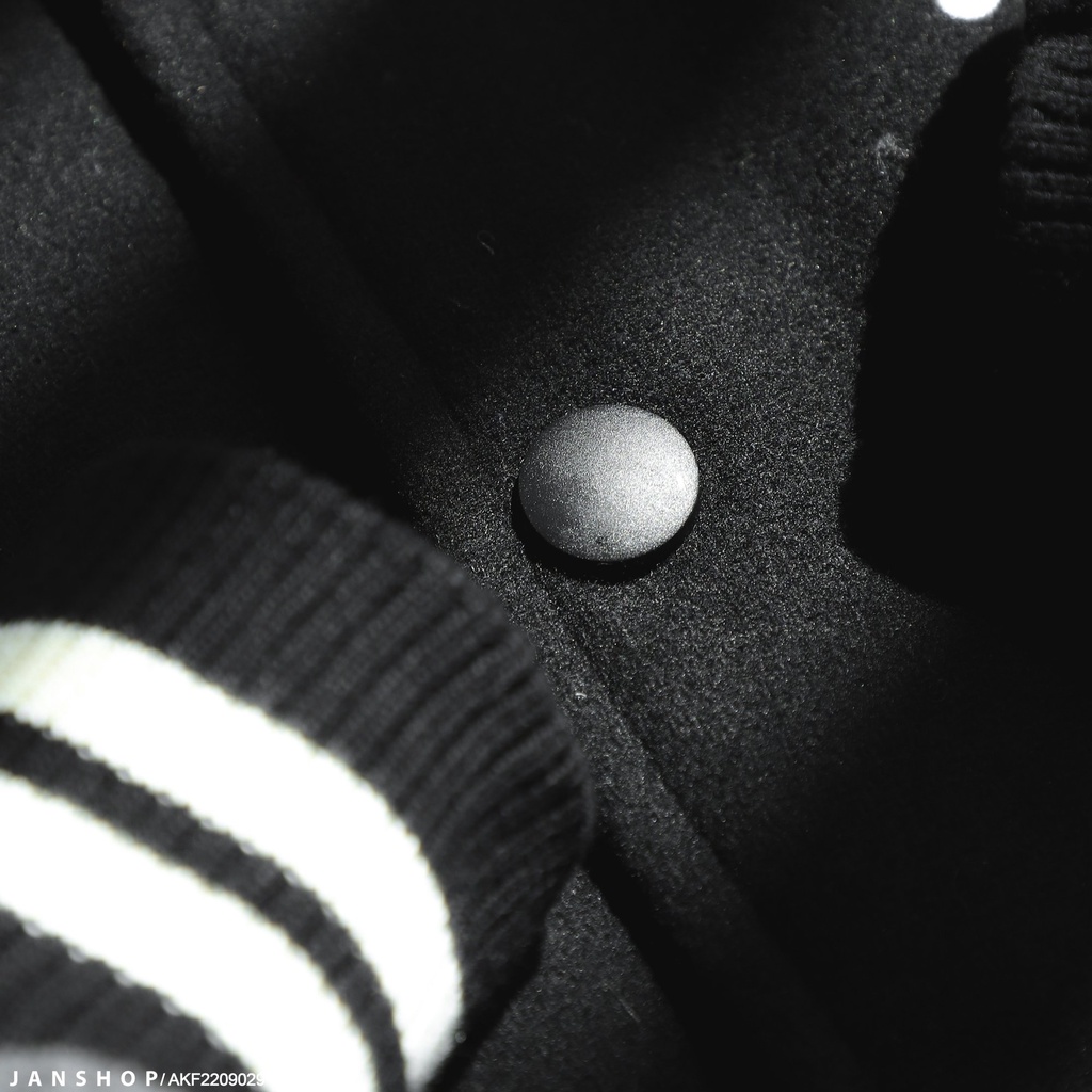 Áo khoác bomber tiết logo 2 mặt dc thêu nổi phá cách cùng các chi tiết sắc xảo giúp tăng thêm vẻ bảnh bao