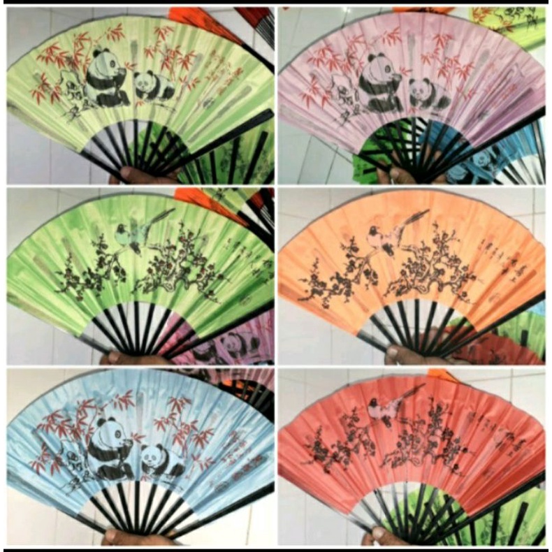 Một chiếc quạt nan Nhựa Vải có 10 nan và dài 24 cm có in hình (chỉ phân loại màu còn hình ngẫu nhiên)