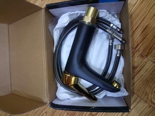 Com bo sen tắm và vòi lavabo