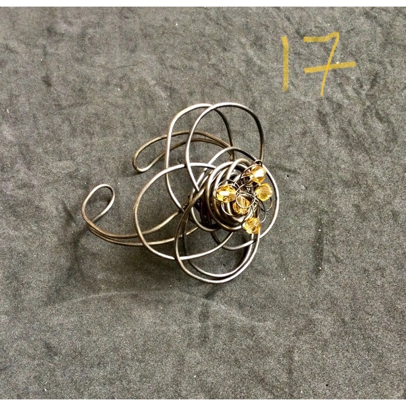 Vòng kiềng đeo tay màu bạc, đen, ghi độc đáo