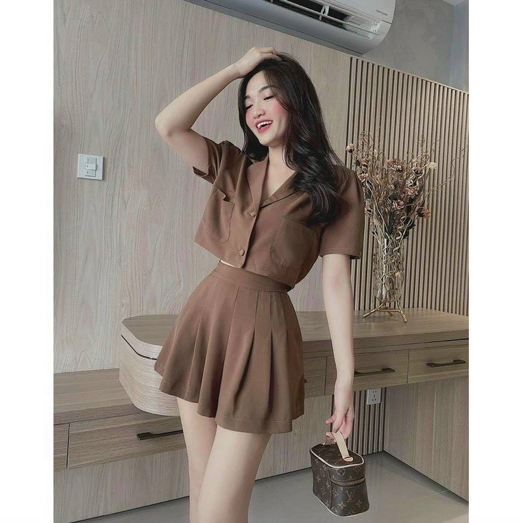 Sét áo croptop cổ vest kèm quần đùi xếp ly đầy cá tính