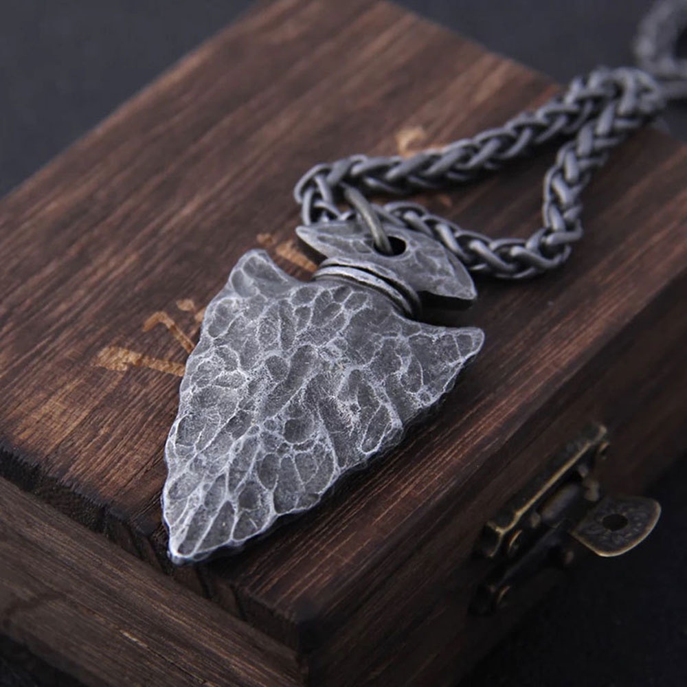 Vòng cổ dạng la bàn tam giác viking cổ