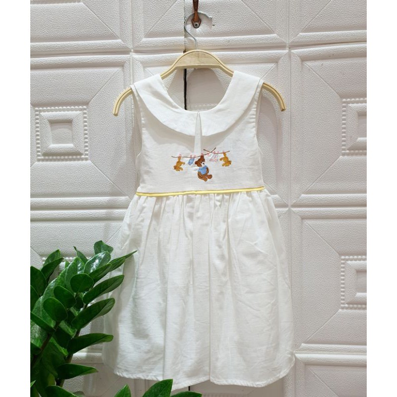 Váy trắng thêu hình gấu bông xinh xắn và cute cho bé gái