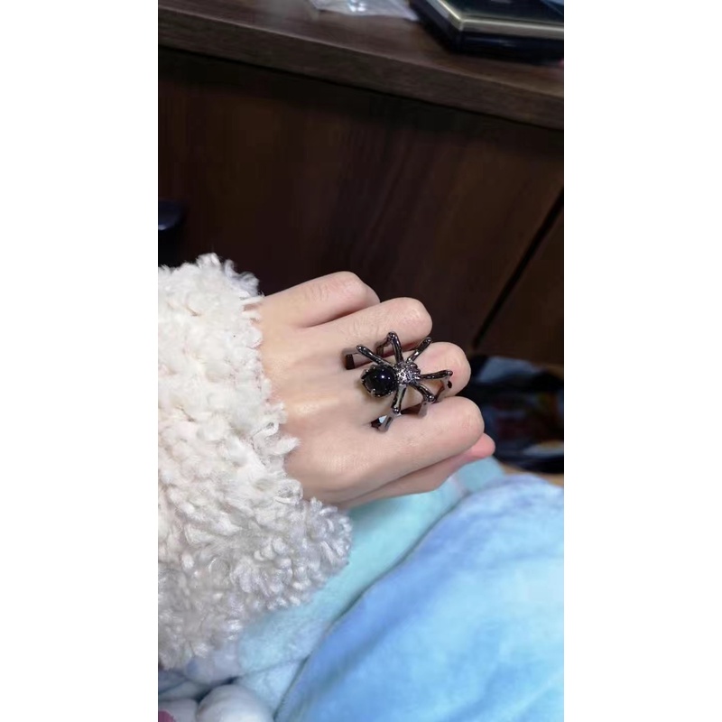 Nhẫn đính pha lê phiên bản giới hạn thịnh hành