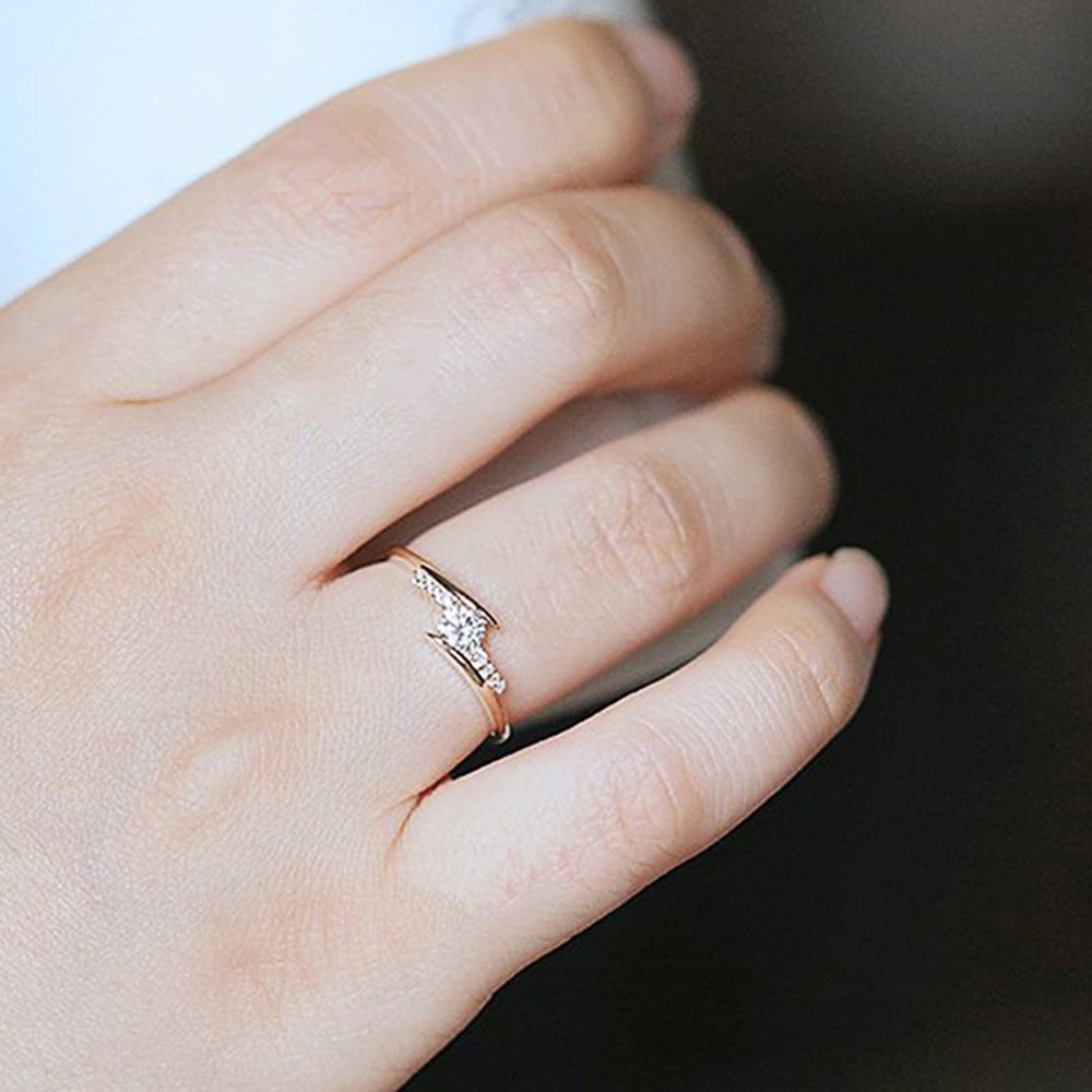 Nhẫn Đính Hôn Bằng Thép Titan Mạ Vàng Đính Đá Zircon Thời Trang Dành Cho Nữ