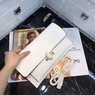 Clutch chất liệu da rắn