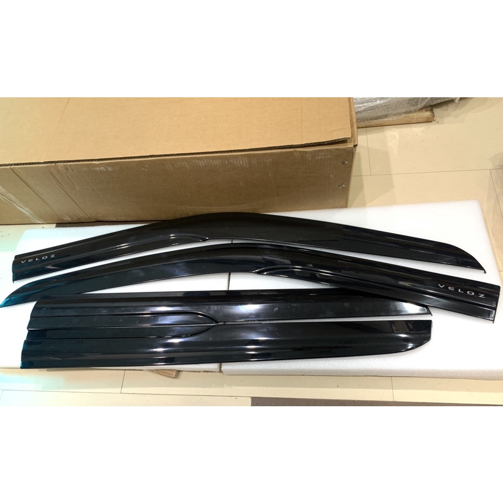 Vè che mưa toyota veloz 2022 2023 nhựa đen cao cấp