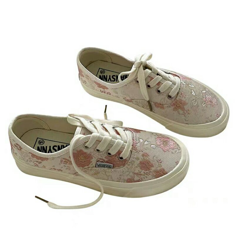 Giày hoa thêu thiết kế