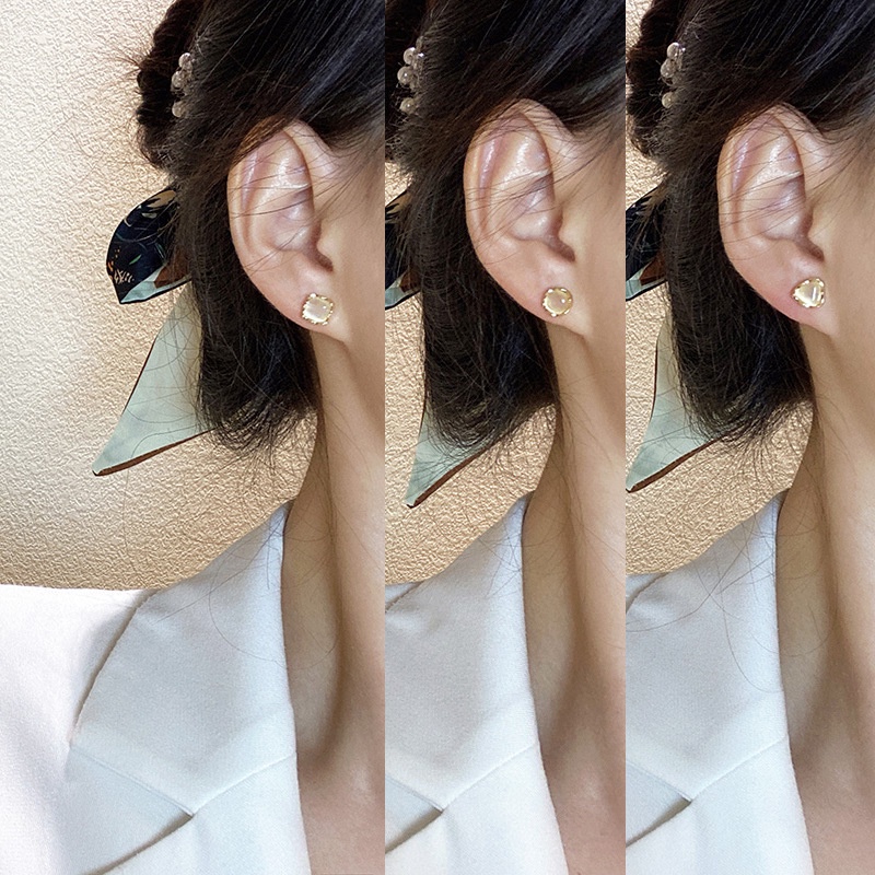 Three golden earrings, high-quality earrings, the new earrings, the first page of fashion, the red earrings for women fit in plain style