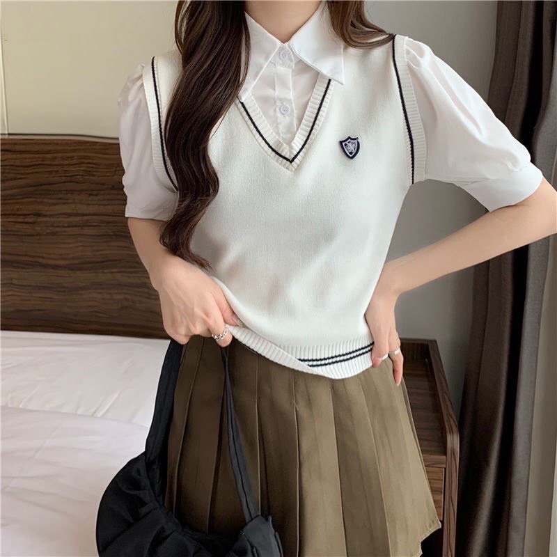 Áo ghile len học sinh cổ tim huy hiệu chất len mềm đẹp boong_clothing