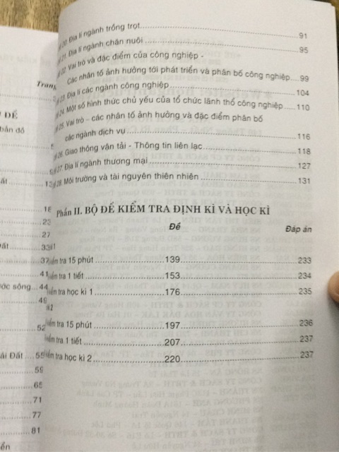 Sách - Câu hỏi và bài tập Trắc nghiệm Địa lí 10 theo chủ đề