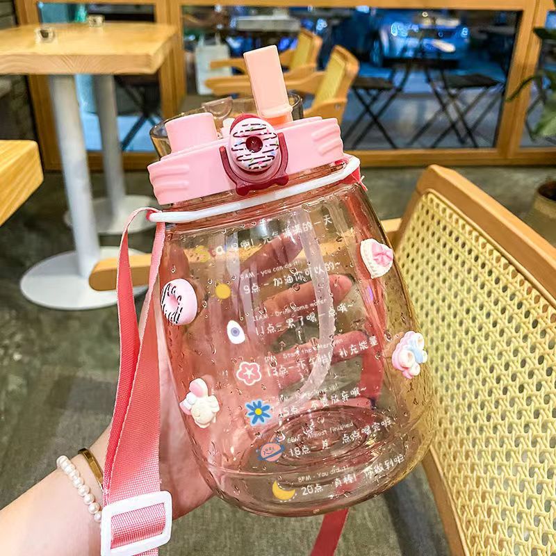 [ TẶNG STICKER ] Bình Nước Nhựa Nhắc Nhở Uống Nước Dung Tích 1300ml Có Dây Đeo Và Quai Xách Tiện Lợi Dễ Thương