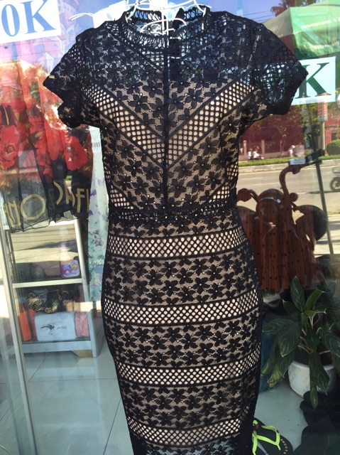 Váy ren thiết kế dáng body