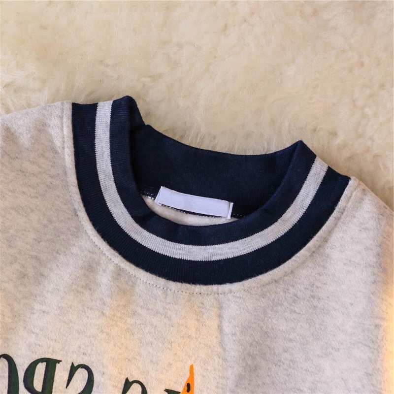 Áo sweater xám hình