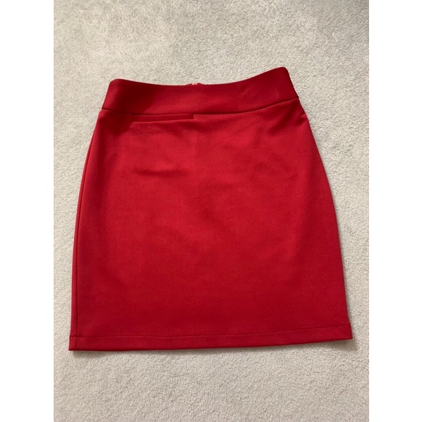 Chân váy đỏ đồng phục nhân viên FPTShop