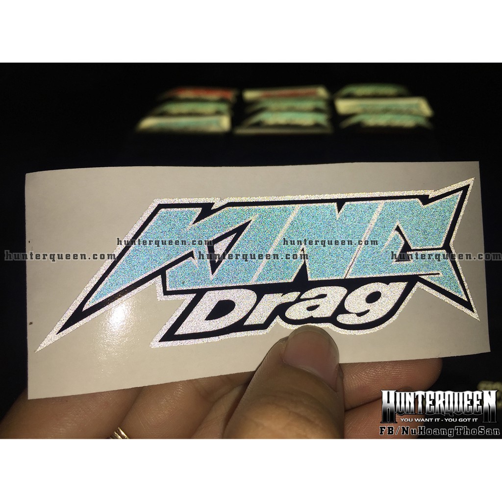 Chữ King Drag xanh đỏ phản quang [9.4x3.1cm]. Decal cao cấp chống nước, tem dán trang trí nón bảo hiểm, logo sticker