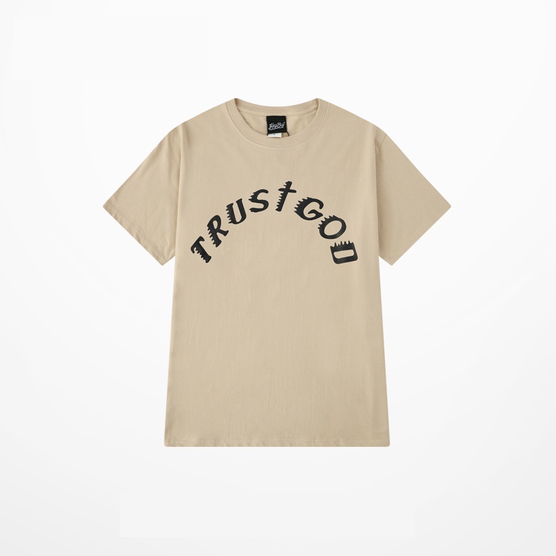Áo phông trust god màu be của lisa và jisoo blackpink