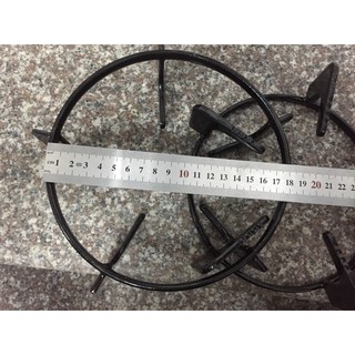 Một đôi kiềng bếp gas âm