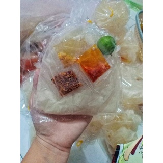Bánh tráng phơi sương muối tôm cay, satế và tắc.