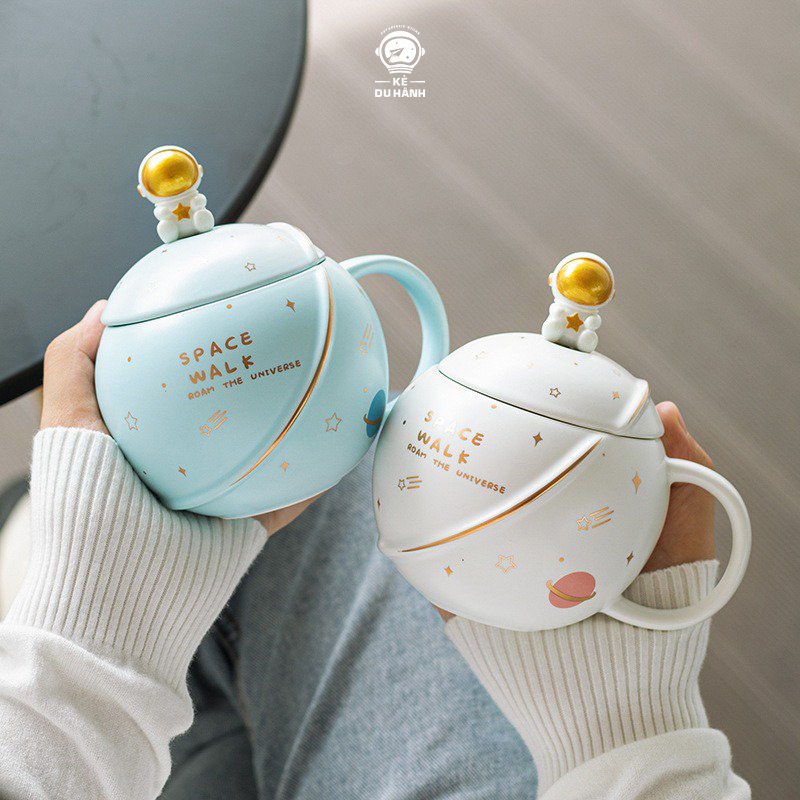 Cốc sứ uống nước, trà, cafe Kẻ Du Hành hình ngồi sao hoạt tiết lấp lánh kèm thìa và nắp đậy