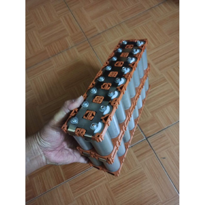 Khối pin 32 cell 32650 đã lắp sẵn kẽm và khung (12.8V 46Ah)