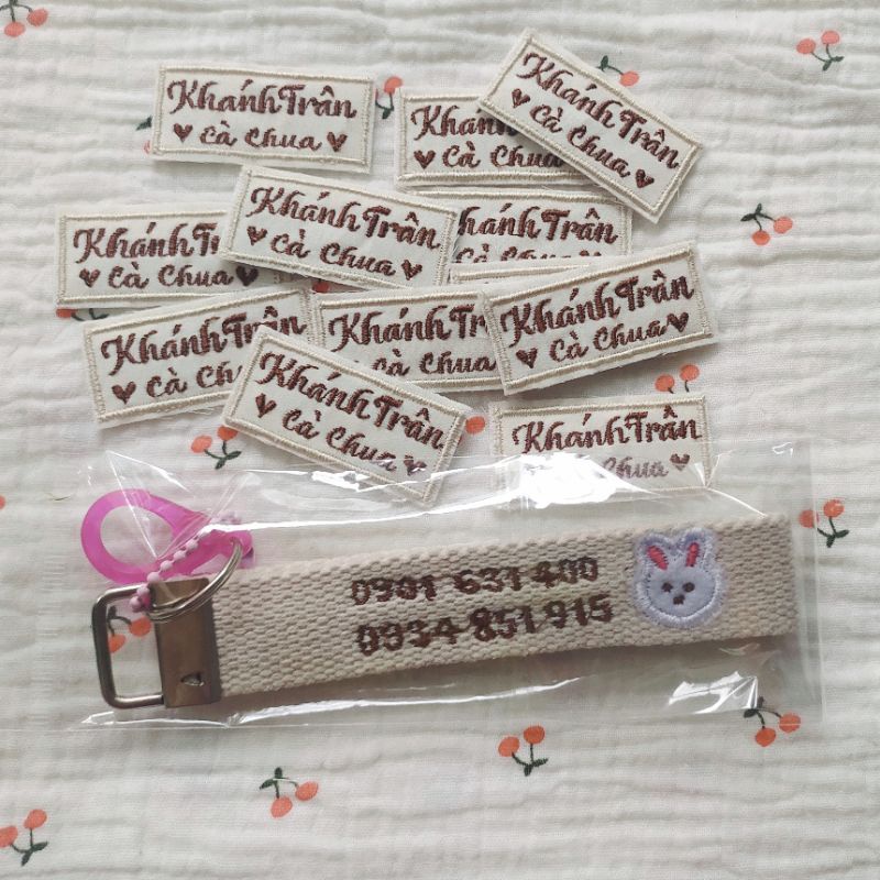 Móc khóa thêu theo yêu cầu, nametag làm quà tặng.