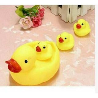 Đàn vịt chíp chíp thả bồn tắm cho bé.