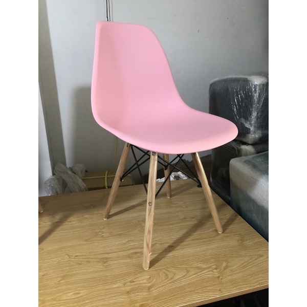 Ghế nhựa eames làm việc giá rẻ chân gỗ Sồi giằng sắt chịu lực đến 250kg nhiều màu sắc hiện đại