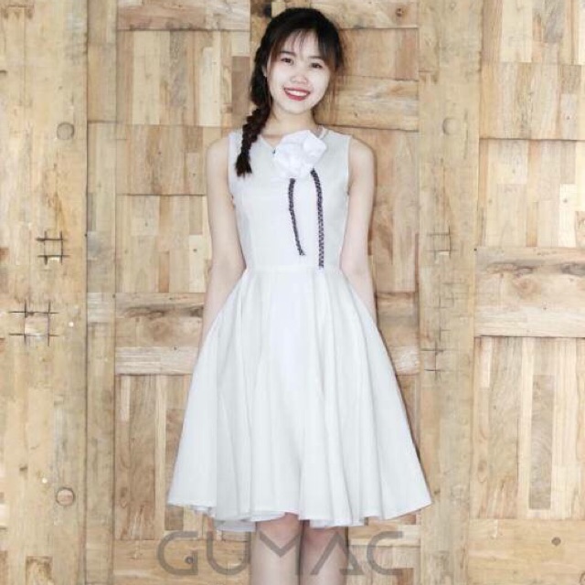 Váy Gumac trắng xoè xinh cho bạn gái tự tin dự tiệc. Hãy trở thành một quý cô xinh đẹp trong chiếc đầm trắng của Gumac