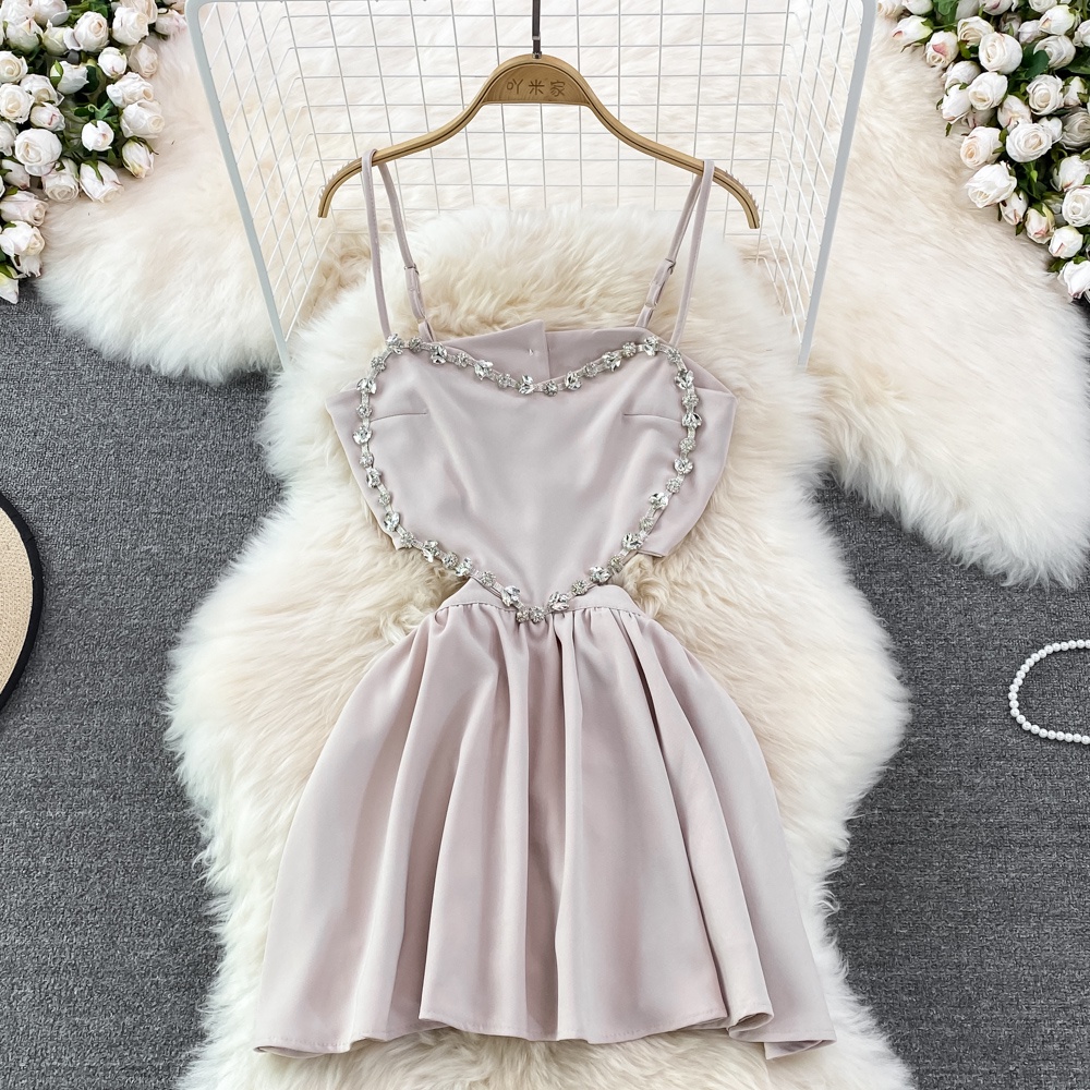 Đầm 2 dây thân cắt hình trái tim đính đá hở lưng quyến rũ xinh đẹp