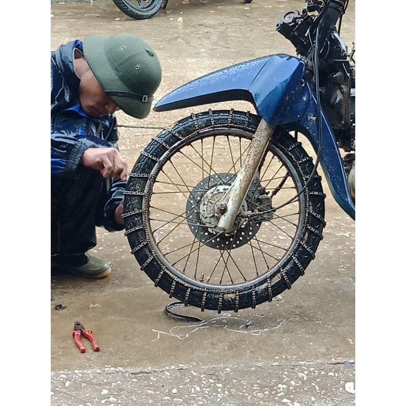 Xích bọc lốp xe máy chống trơn trượt