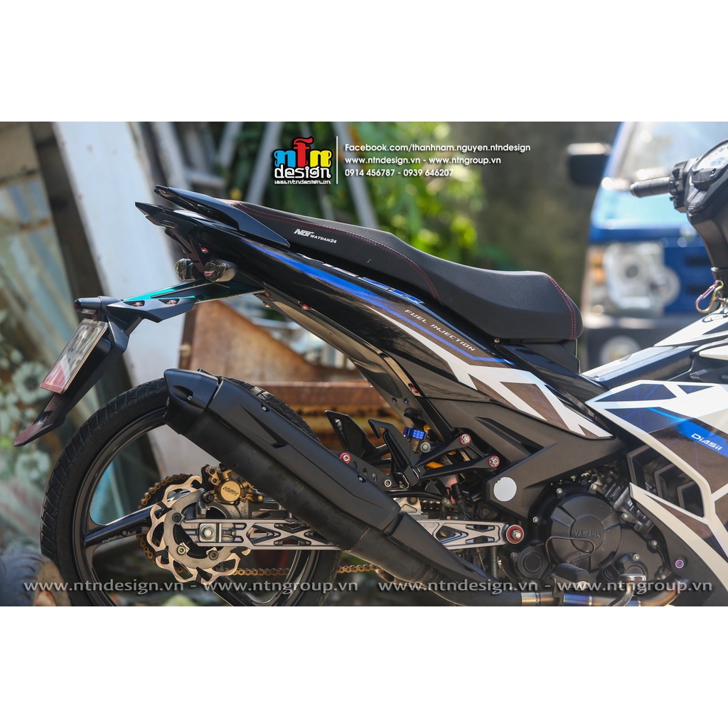 Tem exciter 150 trắng đen xanh chỉ xám trắng xanh , tem 3 lớp cao cấp