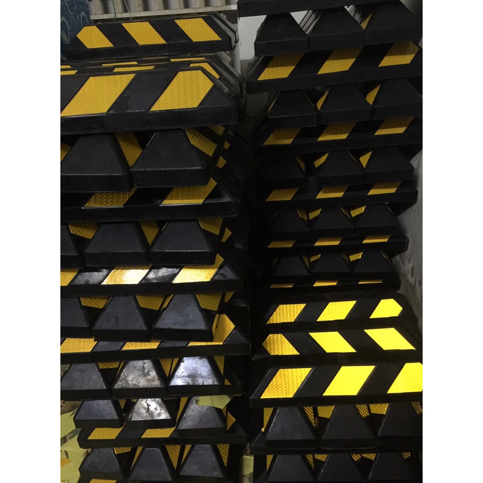 Chặn lùi cao su, chặn lùi xe ô tô, chặn lùi phản quang kích thước 560x160x100mm