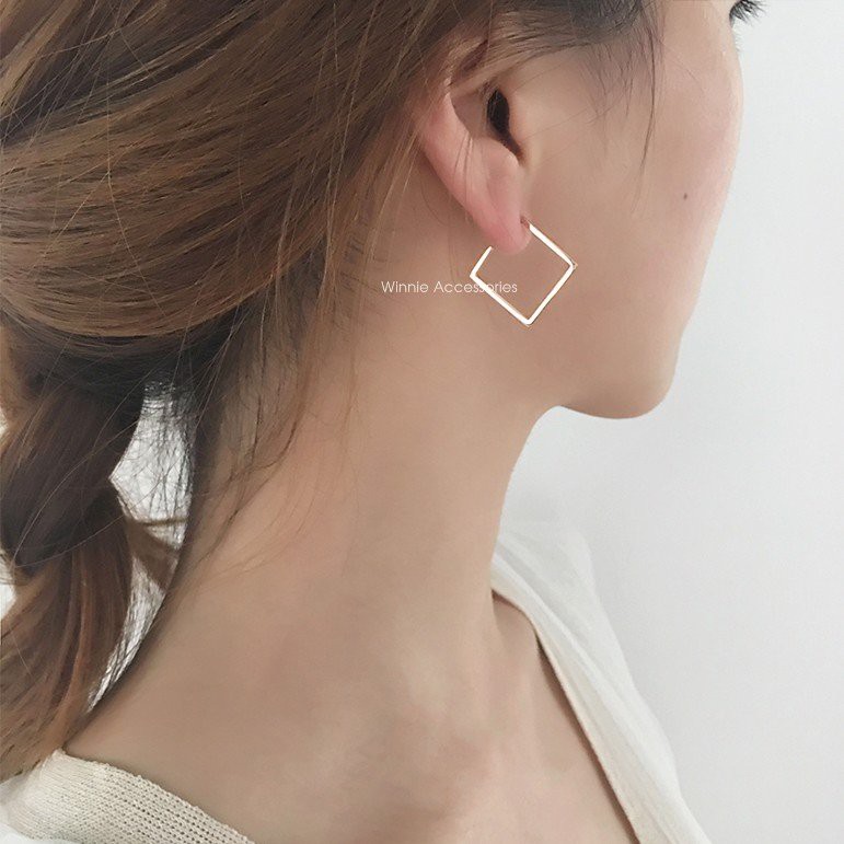 Hoa tai nữ titan vuông vàng hồng