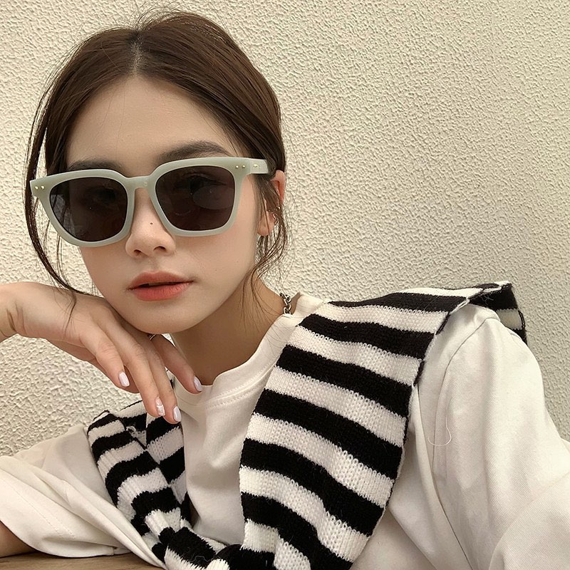 Kính mát vuông gọng nhựa cứng cáp