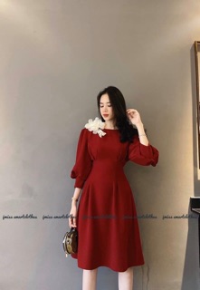 Váy đỏ kèm hoa