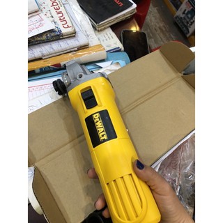 Máy mài góc 710W Dewalt - công tắc  đuôi / công tắc trượt