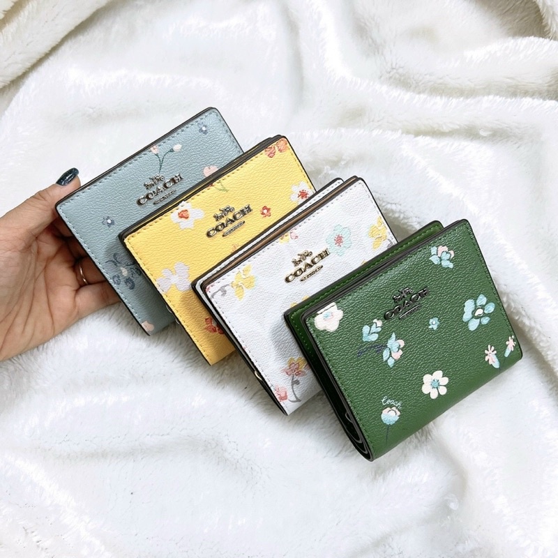 Ví vuông mini Coach xinh xắn, trẻ trung mới 2022, chất liệu da tốt