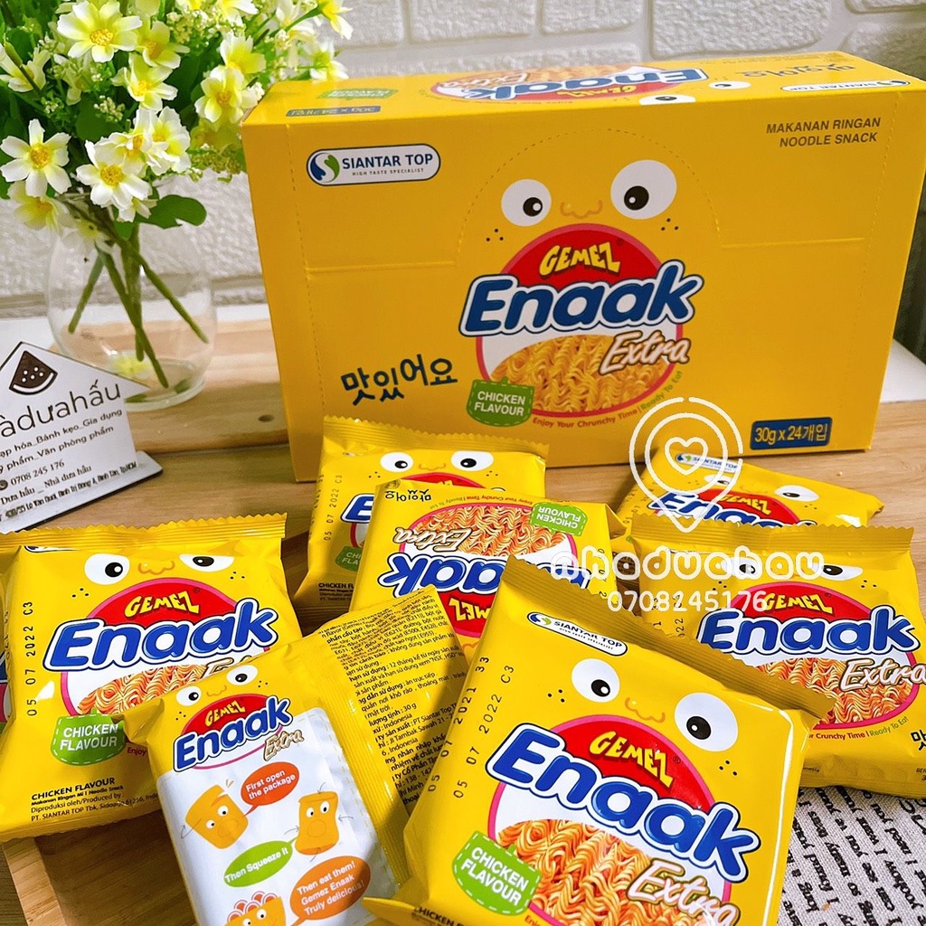 Một hộp gồm 24 gói snack mì ăn liền trẻ em Enaak vàng hàng Indonesia gói 30gam x24