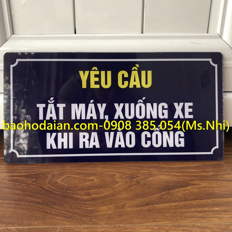 Biển báo yêu cầu tắt máy xuống xe khi ra vào cổng chất liệu mica KT15x30