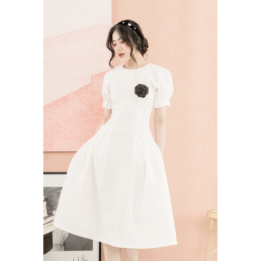 RẬP - Đầm Đen Cài Hoa Đen Cổ Tròn Tay Xếp - PUBBI 04 TRẮNG
