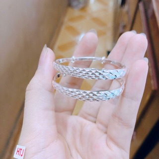 Lắc bạc chạm khắc rất tinh tế và dày dặn ^^