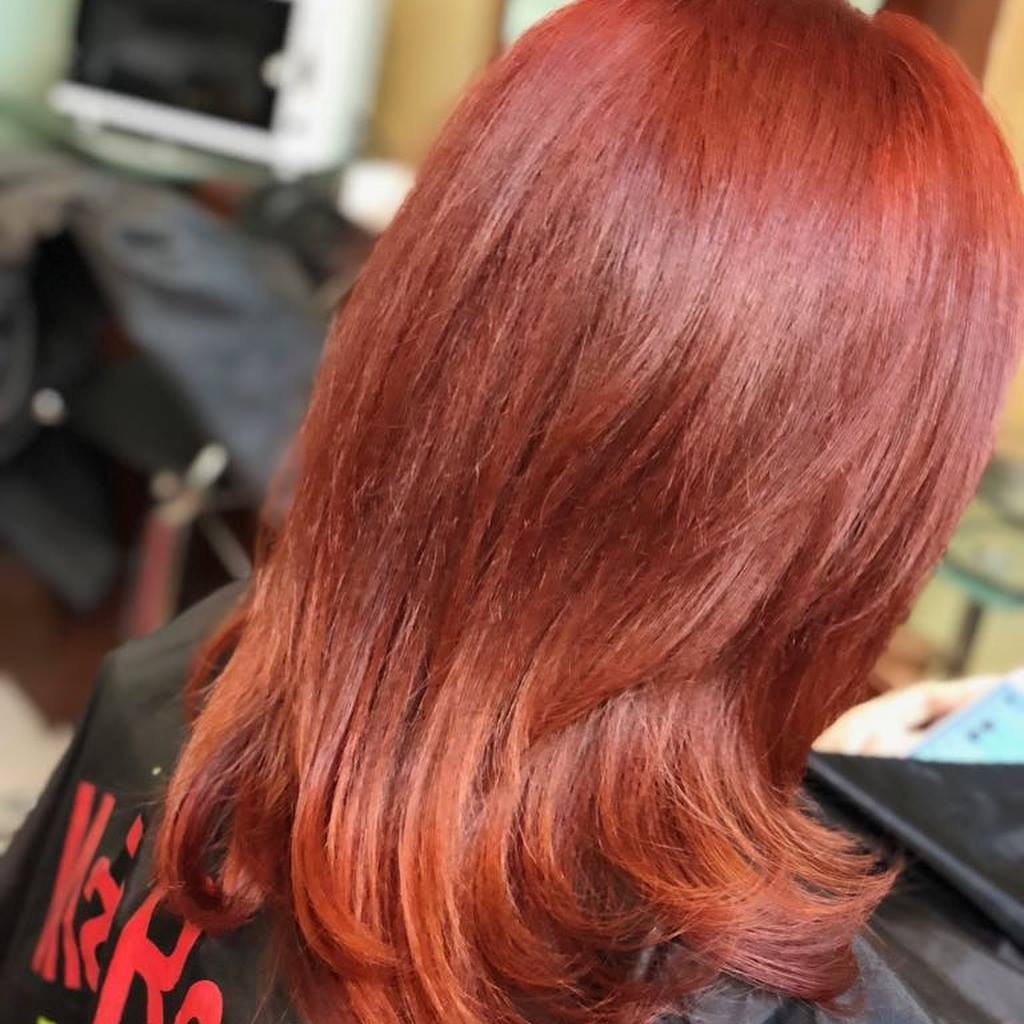 Sắc nâu đỏ rượu vang trẻ trung sẽ khiến cho bạn trông thật nổi bật. Với thuốc nhuộm tóc màu nâu đỏ rượu vang 7/66 Medium Intense Red, bạn sẽ sở hữu một mái tóc bóng mượt và đầy sức sống.