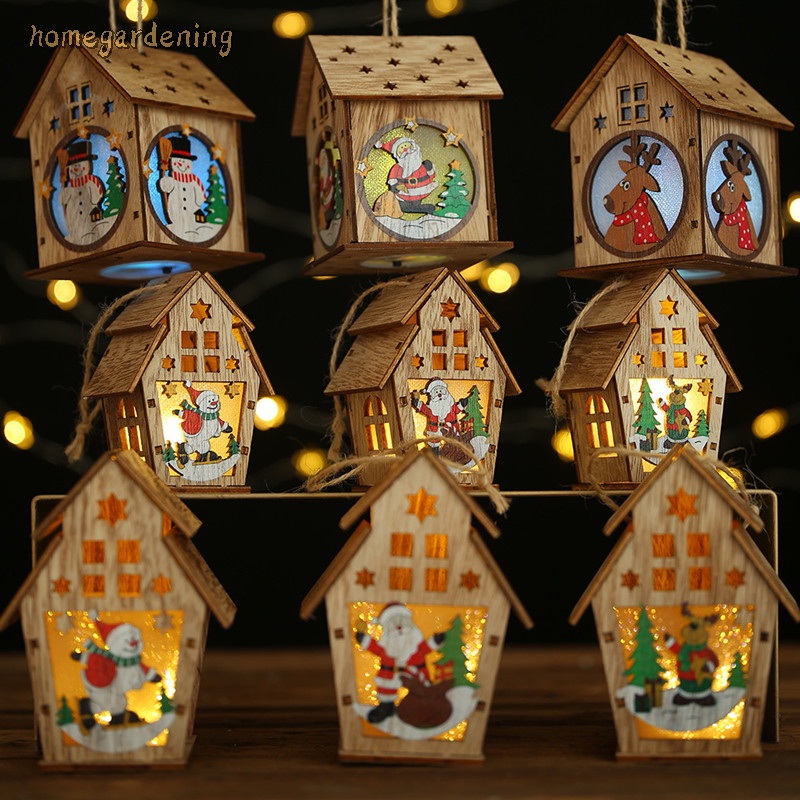 Ngôi nhà gỗ có đèn LED trang trí cây thông Noel