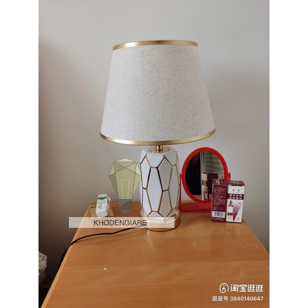 Đèn ngủ gốm sứ màu trắng và đen ánh sáng vàng mã 9128