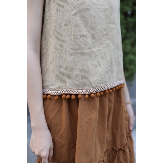 Set áo hai dây phối pompom và chân váy kaki | Lá Xoè