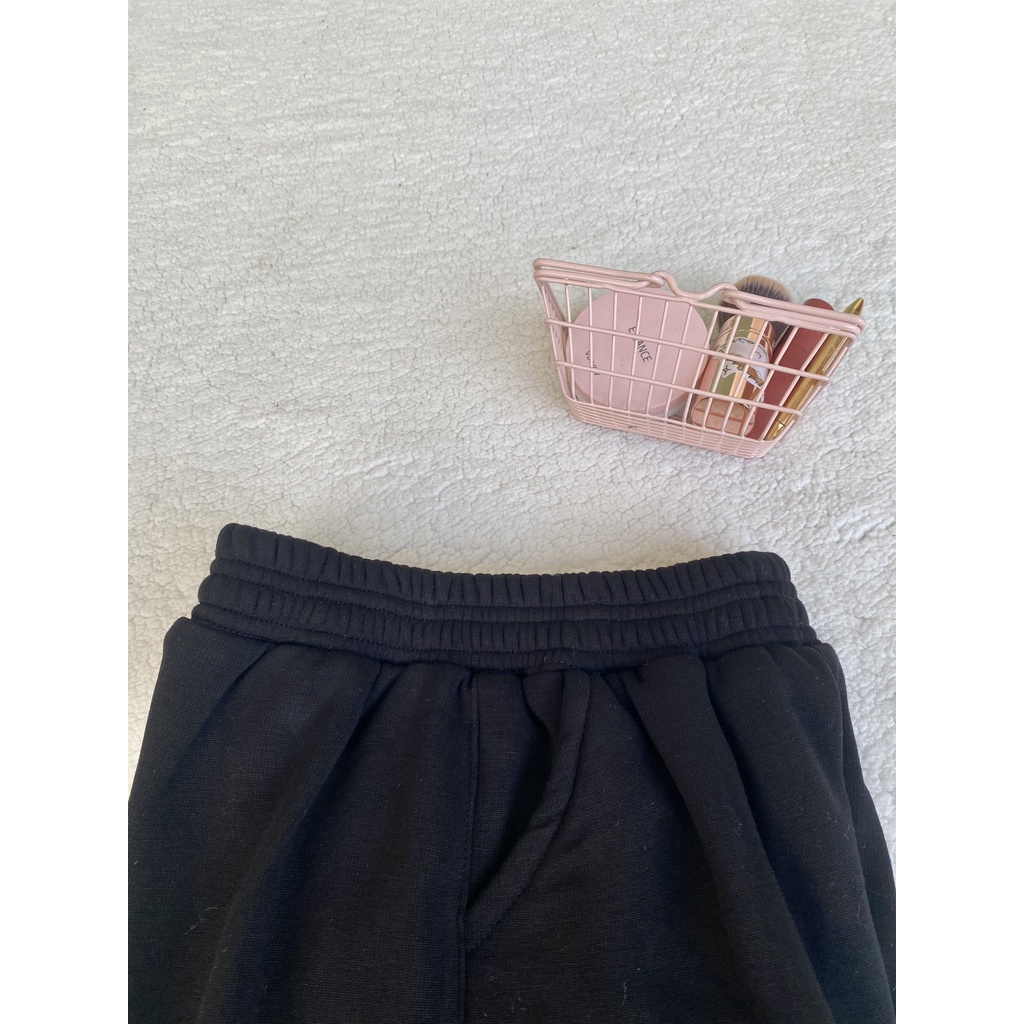 Quần Baggy Nỉ Lông  bên trong lót lông dày dặn, dáng baggy phù hợp mọi phong cách