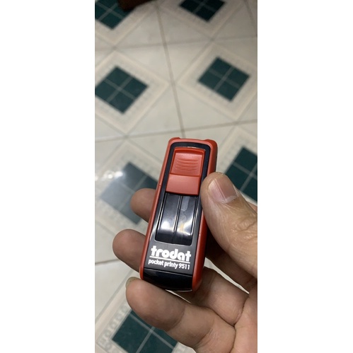 Dấu tên cá nhân bỏ túi, trodat, shiny, pocket stamps liền mực. Nhỏ gọn , có nắp đậy. Khắc tên 1 dòng hoặc tên kèm chữ ký