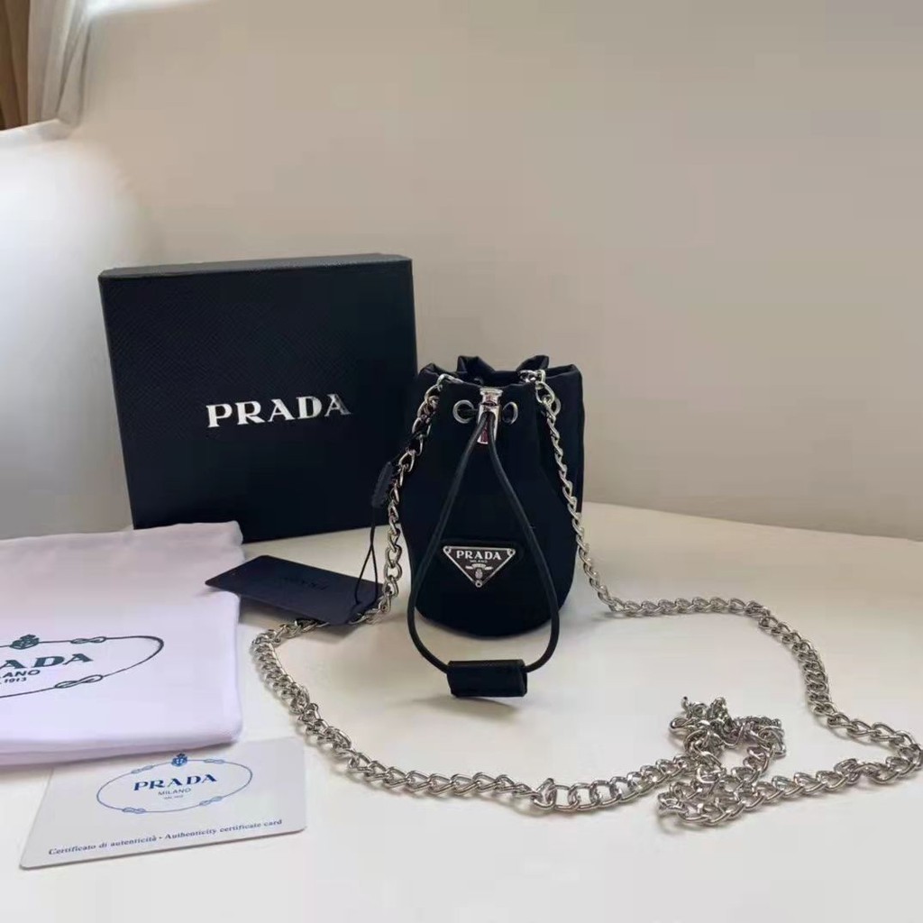 Túi Xách Prada Mini Phối Dây Xích Đeo Vai Cá Tính Cho Nam Và Nữ