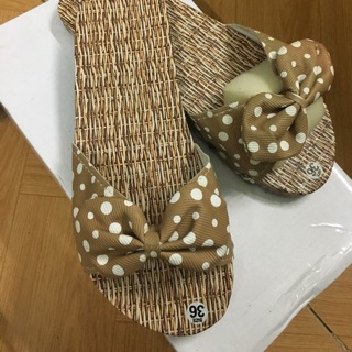 Dép lê chấm bi